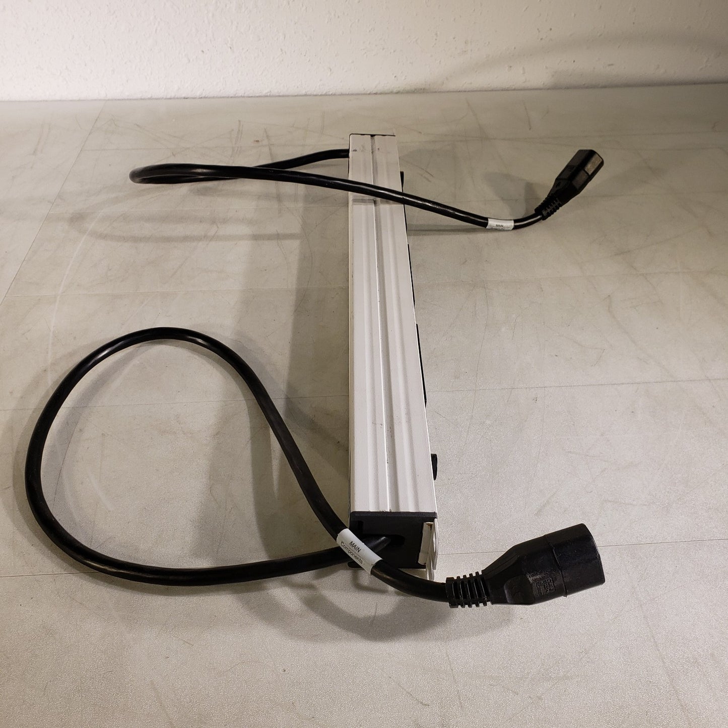 Knurr DI-STRIP Rackmount PDU/Power Strip 10A 250V 19in 9 Outlets 2in Depth