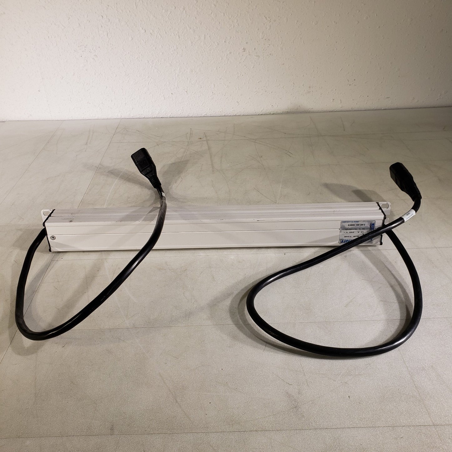 Knurr DI-STRIP Rackmount PDU/Power Strip 10A 250V 19in 9 Outlets 2in Depth