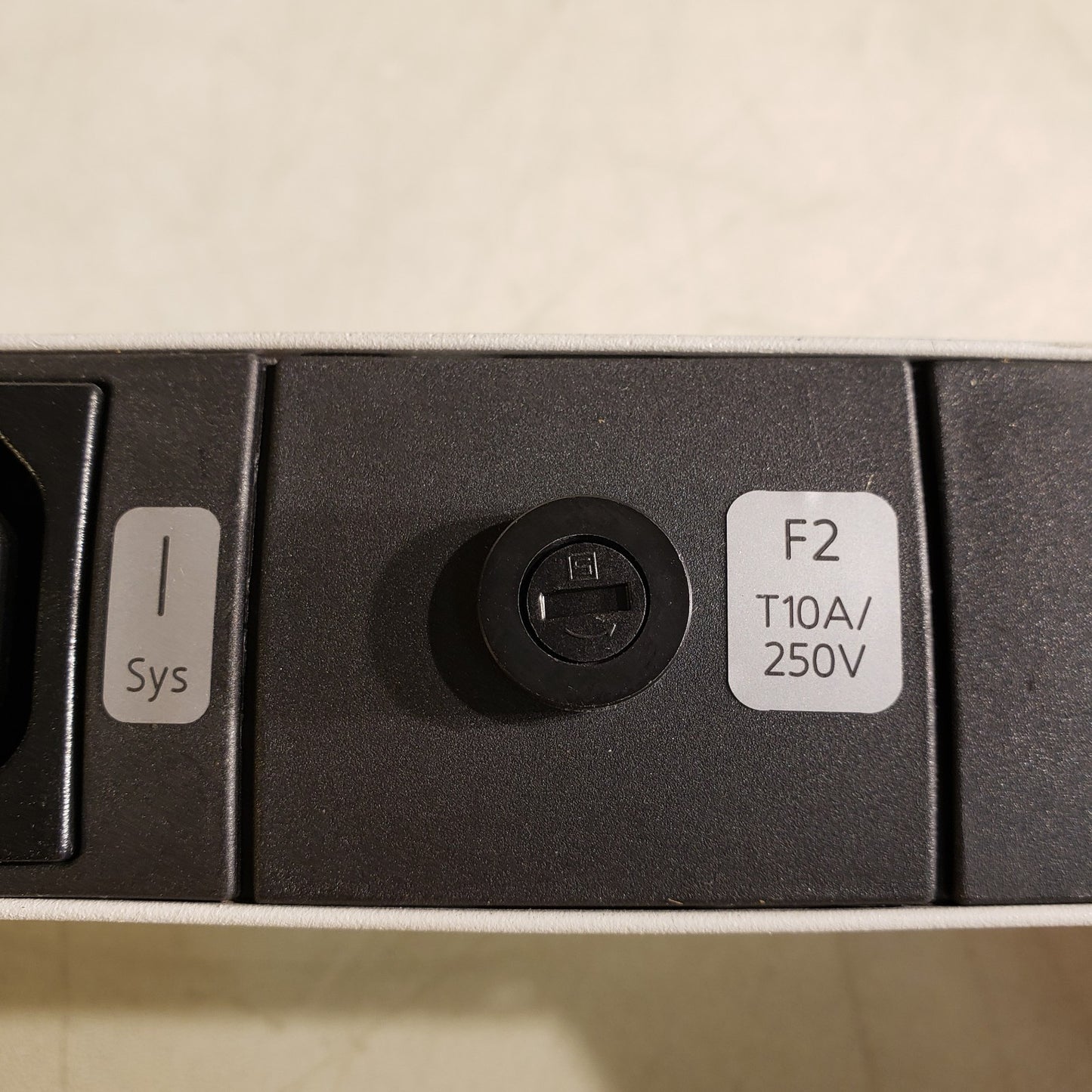 Knurr DI-STRIP Rackmount PDU/Power Strip 10A 250V 19in 9 Outlets 2in Depth