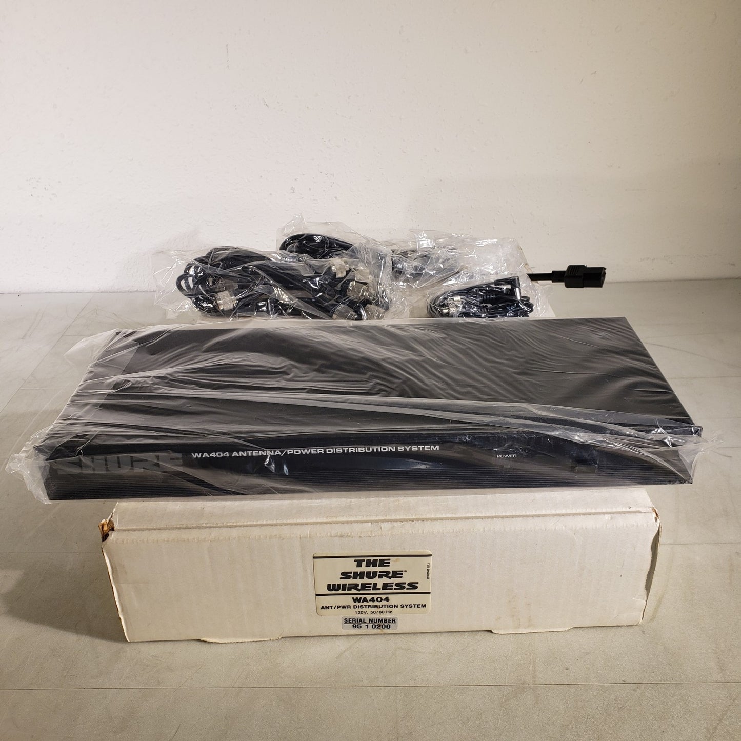Shure WA404 Antenna/ Power Distribution System With Accessories 169-230 MHz