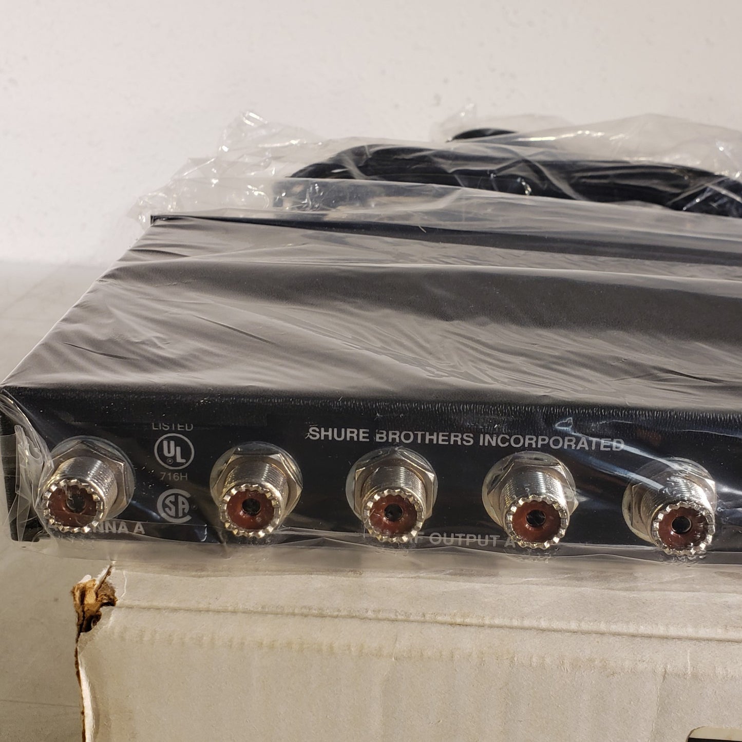 Shure WA404 Antenna/ Power Distribution System With Accessories 169-230 MHz