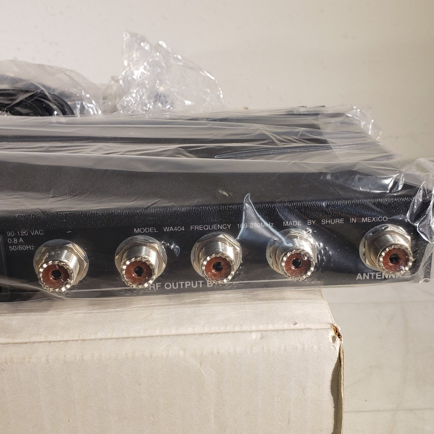 Shure WA404 Antenna/ Power Distribution System With Accessories 169-230 MHz