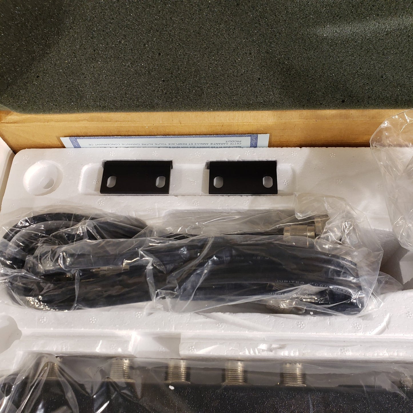 Shure WA404 Antenna/ Power Distribution System With Accessories 169-230 MHz