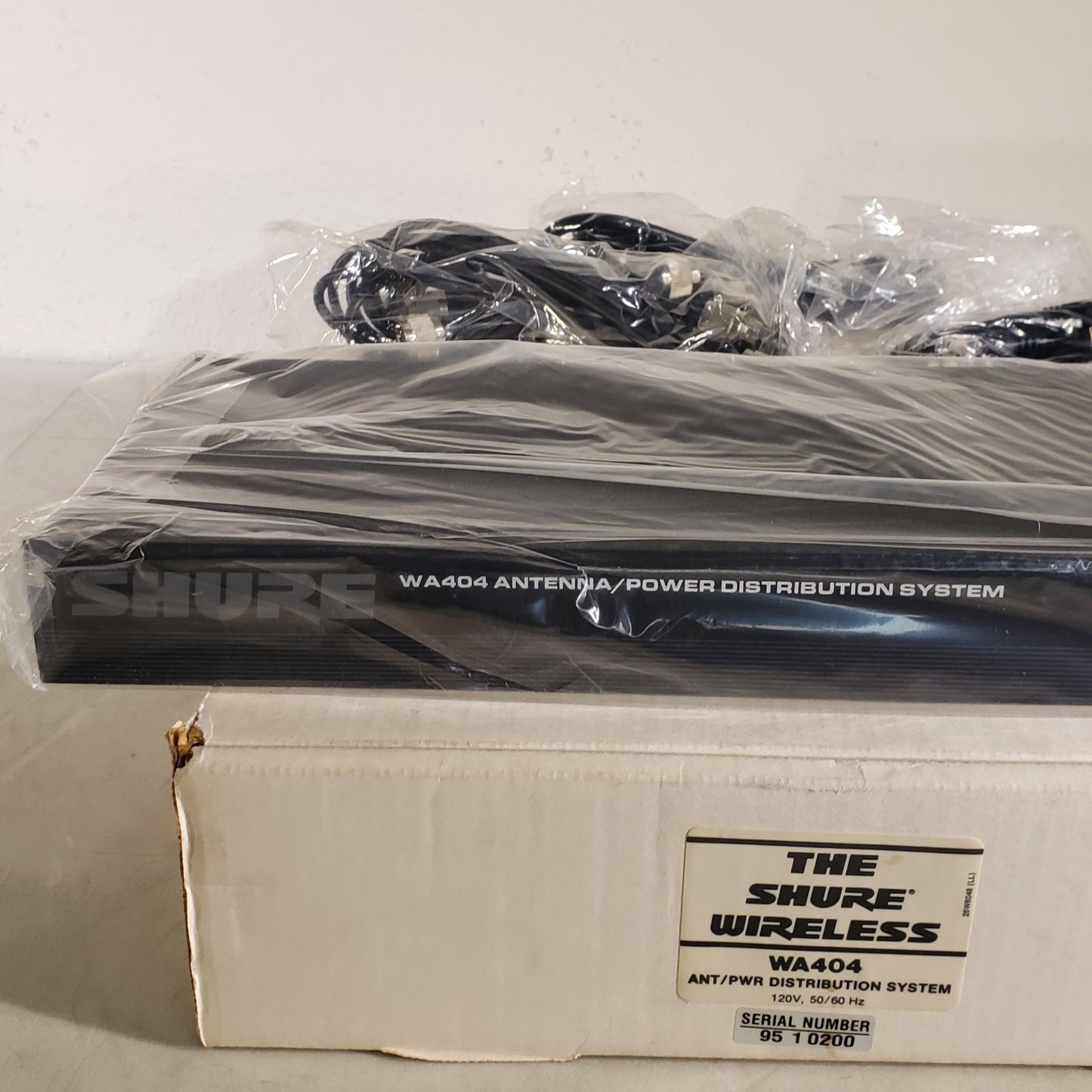 Shure WA404 Antenna/ Power Distribution System With Accessories 169-230 MHz