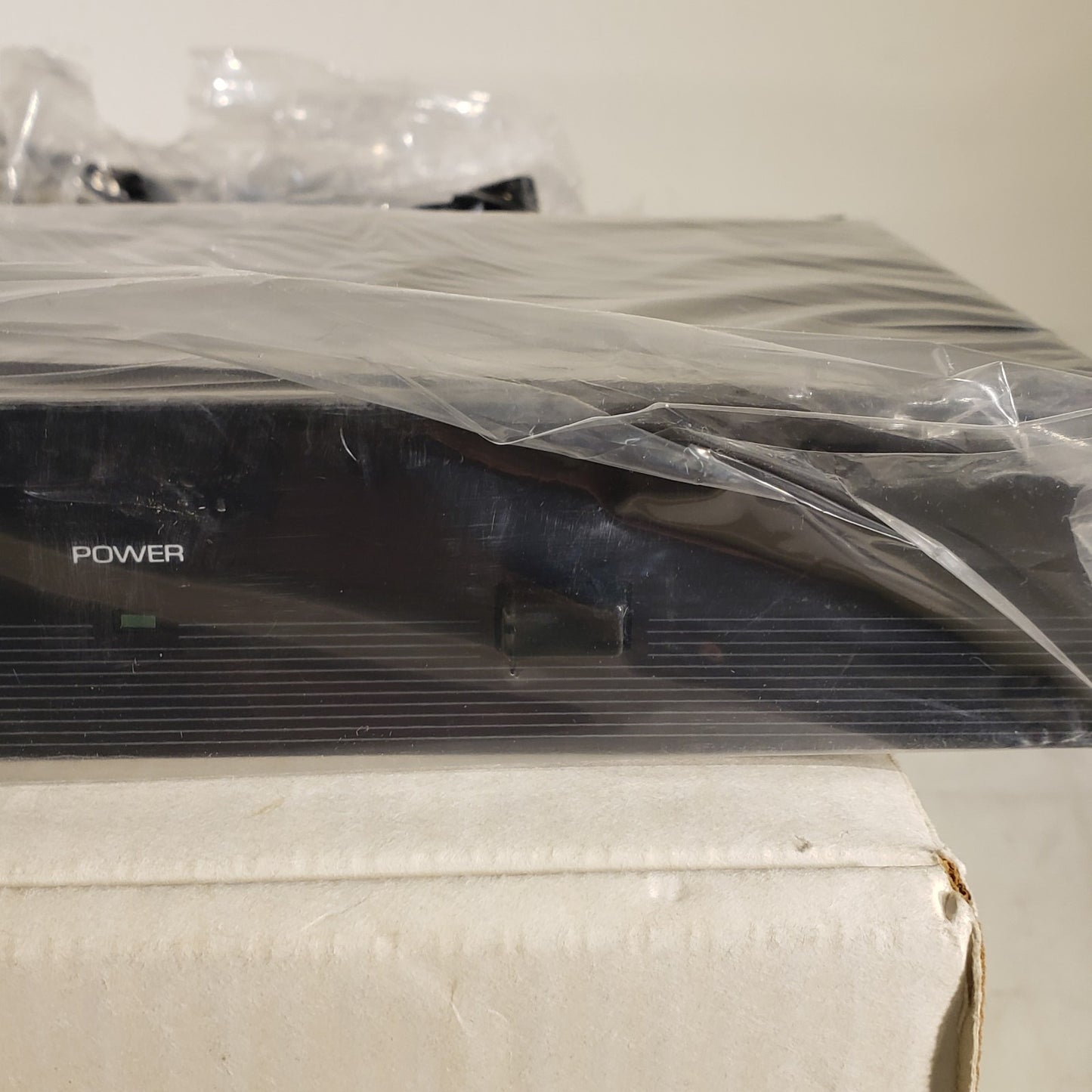 Shure WA404 Antenna/ Power Distribution System With Accessories 169-230 MHz