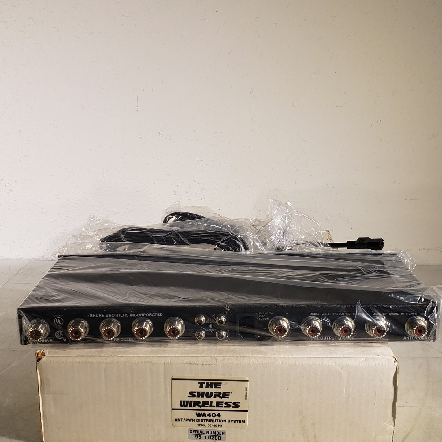 Shure WA404 Antenna/ Power Distribution System With Accessories 169-230 MHz