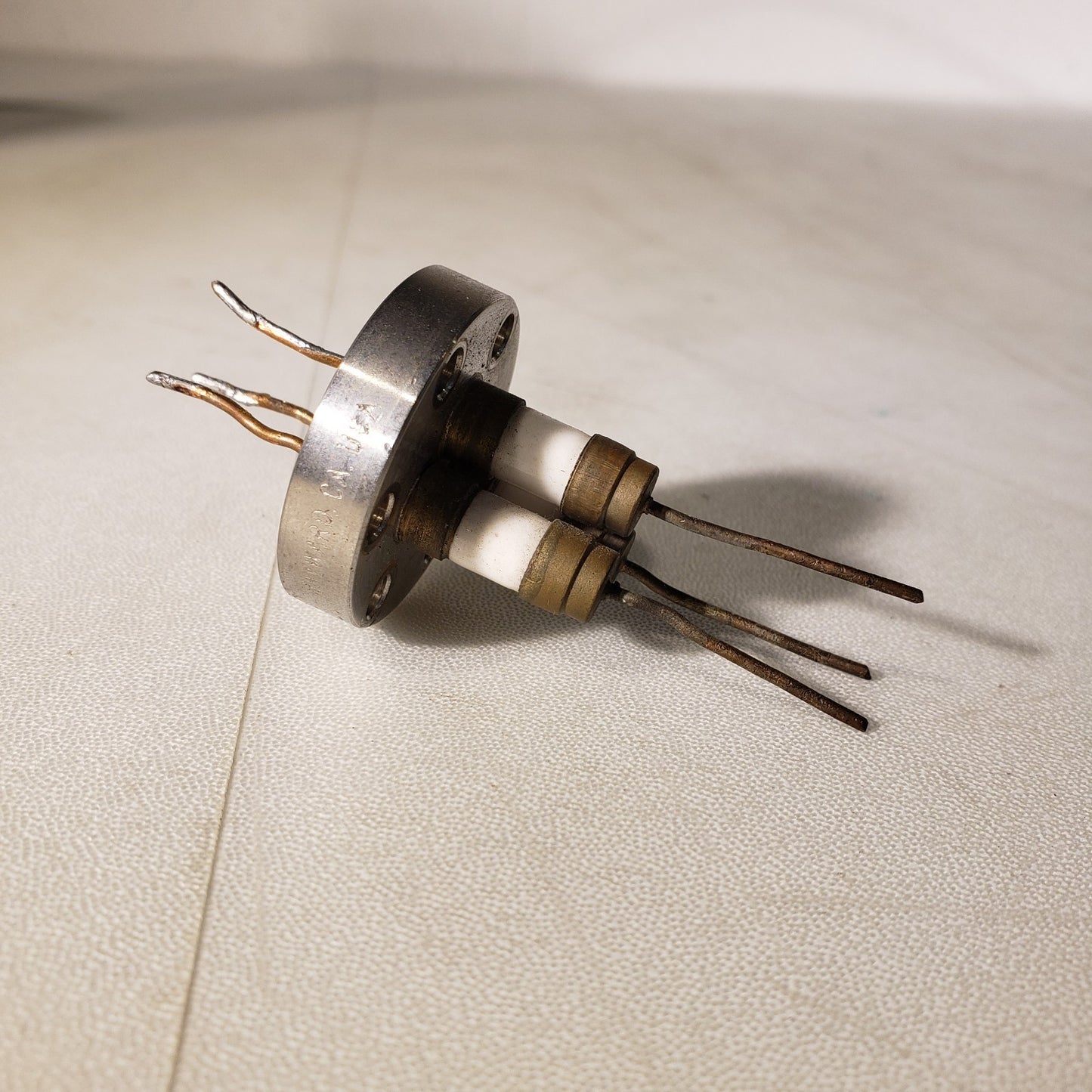 MDC 1.33" CF DN16CF Adapter 3-Pin Feedthrough UHV Ultra High Vacuum