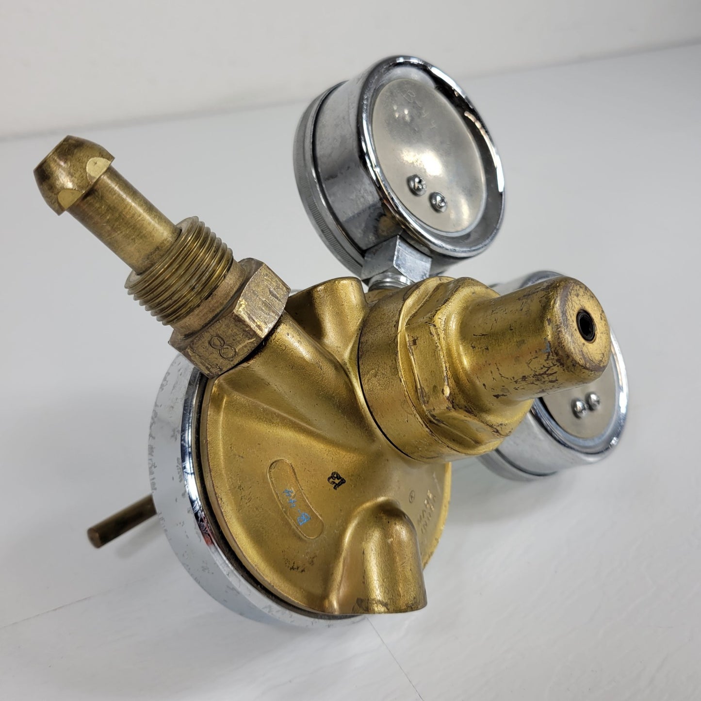 Matheson 8-580 Gas Regulator 3000psi In 100psi Gauge Out Dual Stage Brass CGA580