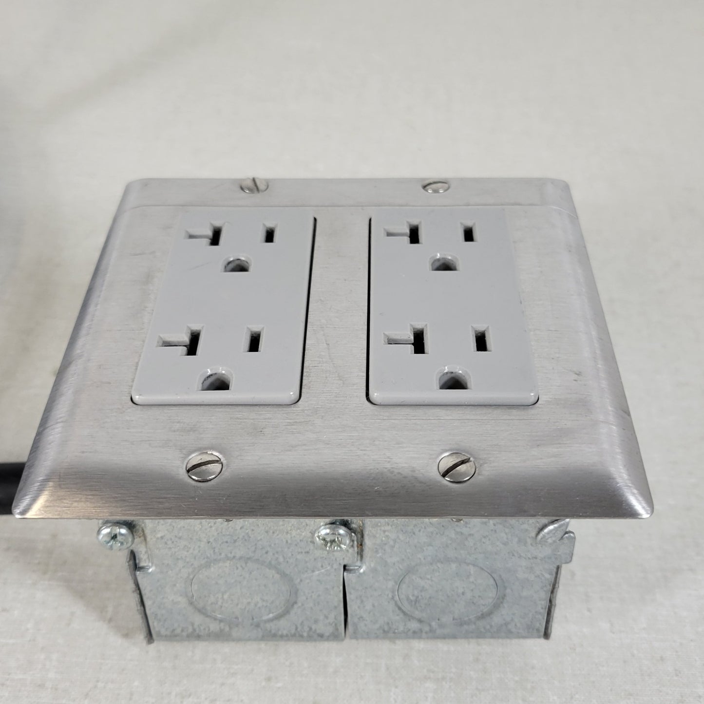Built-In Double-Gang Work Bench Outlet Box for Mains 120v 20A 4-1/2' Cable