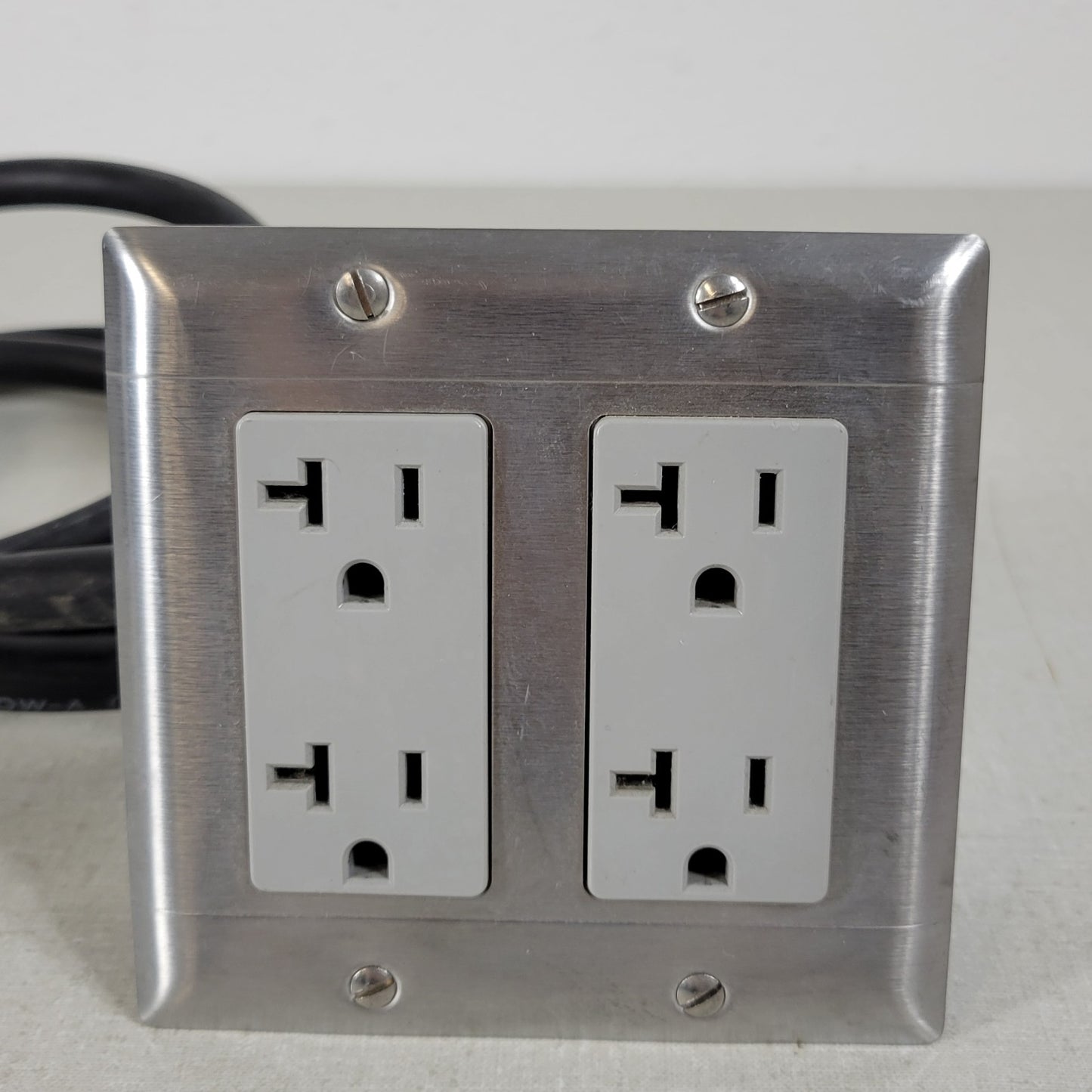 Built-In Double-Gang Work Bench Outlet Box for Mains 120v 20A 4-1/2' Cable