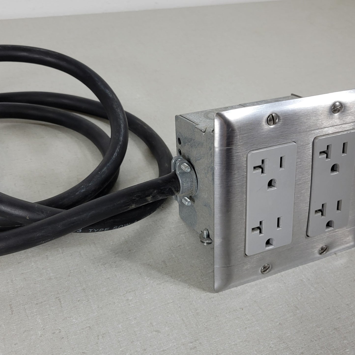 Built-In Double-Gang Work Bench Outlet Box for Mains 120v 20A 4-1/2' Cable