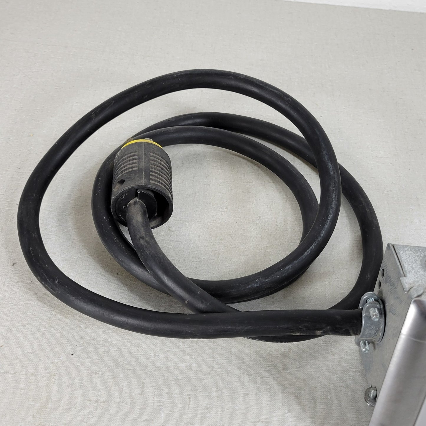 Built-In Double-Gang Work Bench Outlet Box for Mains 120v 20A 4-1/2' Cable