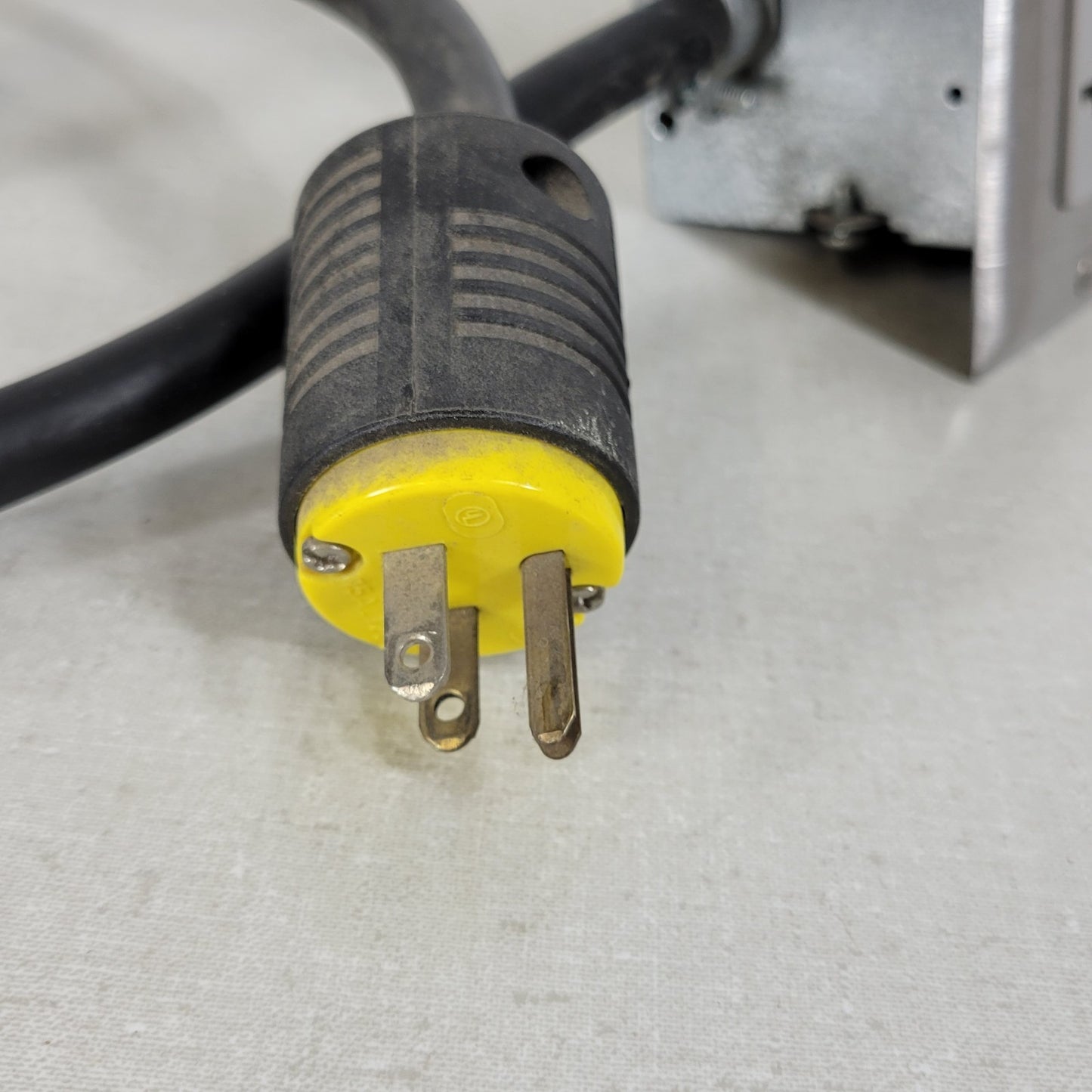 Built-In Double-Gang Work Bench Outlet Box for Mains 120v 20A 4-1/2' Cable