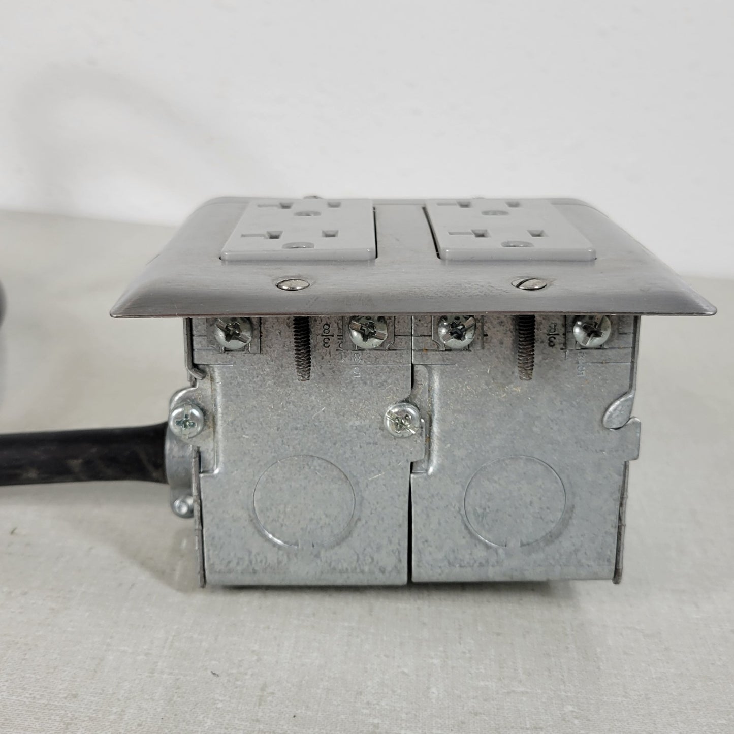 Built-In Double-Gang Work Bench Outlet Box for Mains 120v 20A 4-1/2' Cable