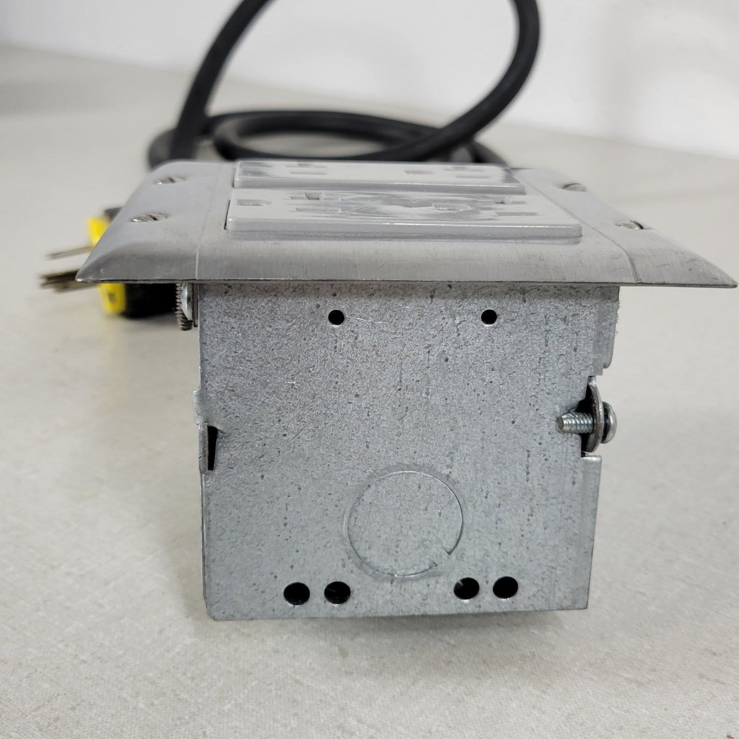 Built-In Double-Gang Work Bench Outlet Box for Mains 120v 20A 4-1/2' Cable