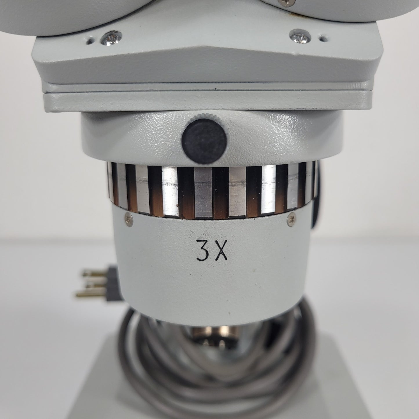A&F Stereo Upright Microscope w/ Light Source 10x and 30x Zoom WF10X Eye Pieces