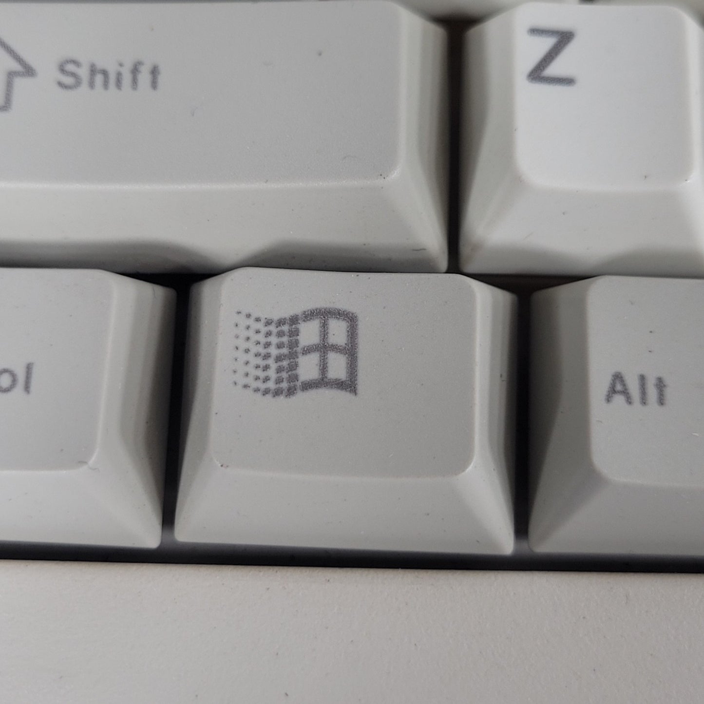Vintage Cherry RS 6000 G83-6104Lanus/00 Beige Keyboard For Microsoft Windows 95