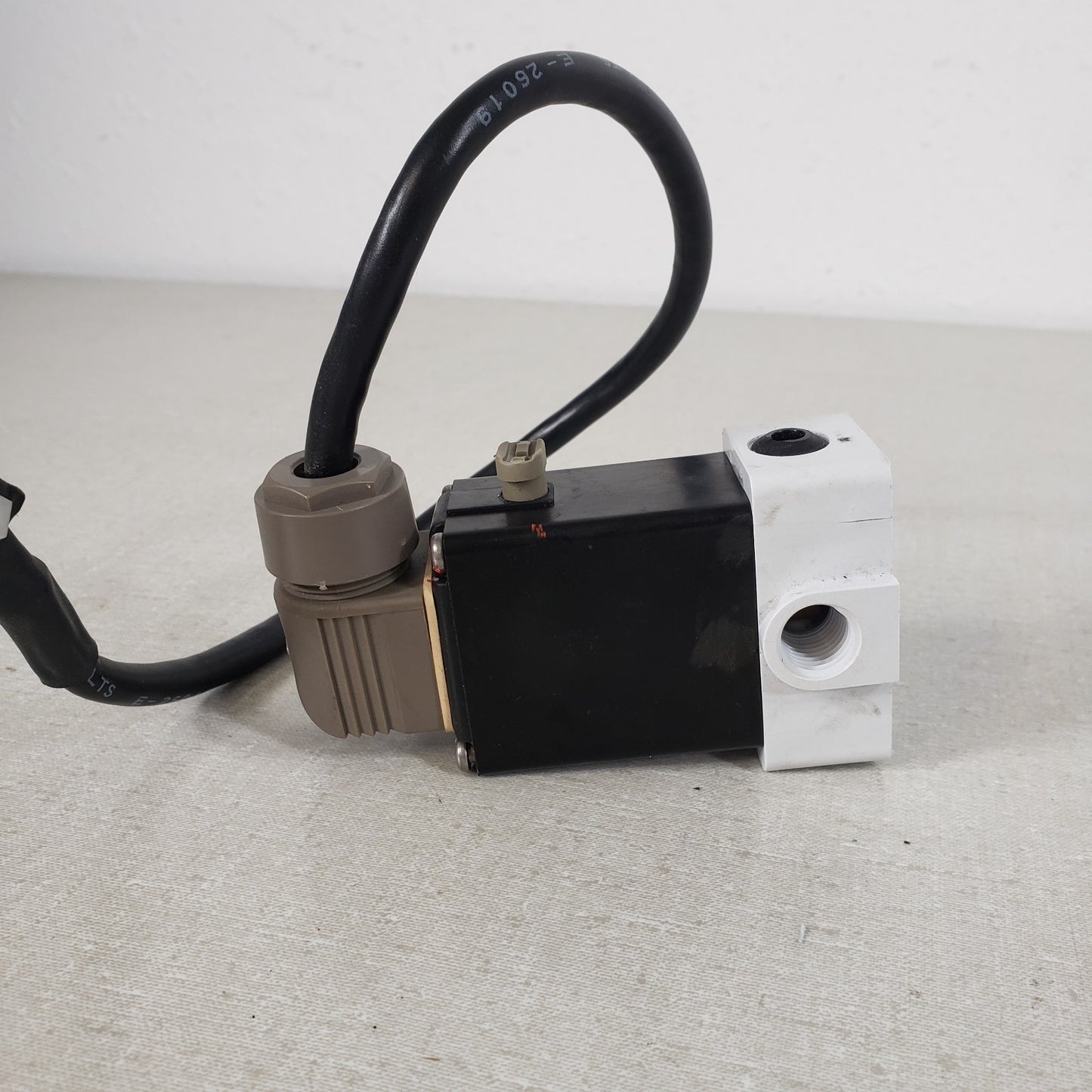 Bürkert Solenoid 124-C-5/32-F-PP 1/4 Max Pressure Of 42 Psi 8W 120V 60Hz Burkert
