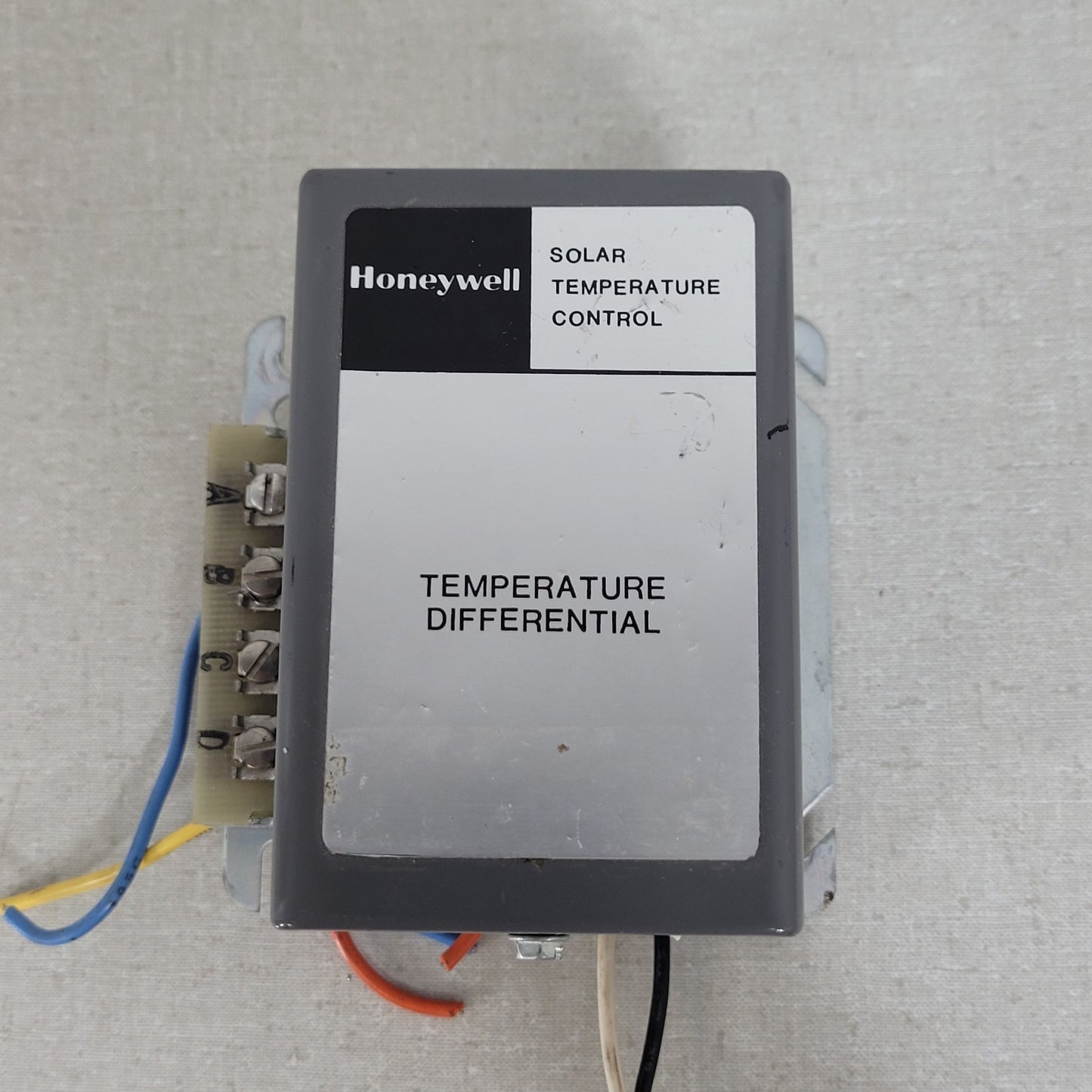 Honeywell R7406 Solar Temperature Control Differential 10A 120V Sensor