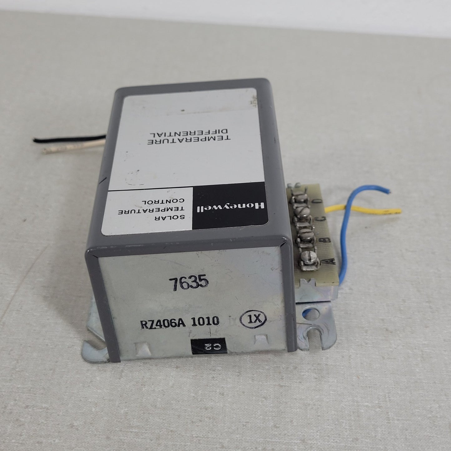 Honeywell R7406 Solar Temperature Control Differential 10A 120V Sensor