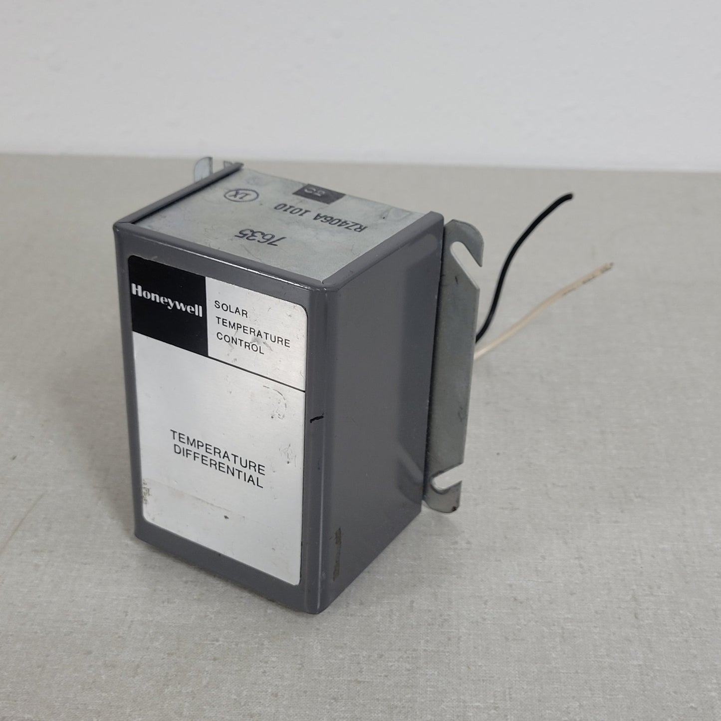 Honeywell R7406 Solar Temperature Control Differential 10A 120V Sensor