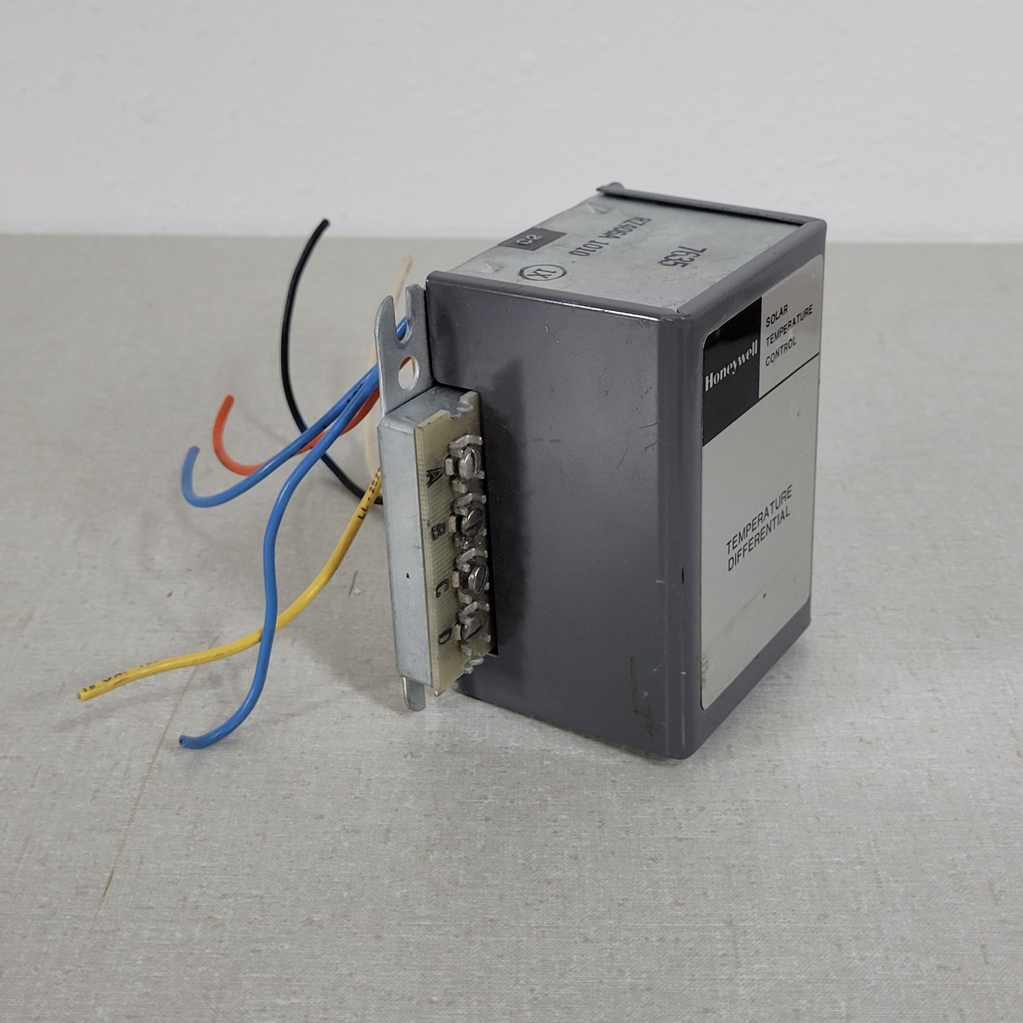 Honeywell R7406 Solar Temperature Control Differential 10A 120V Sensor