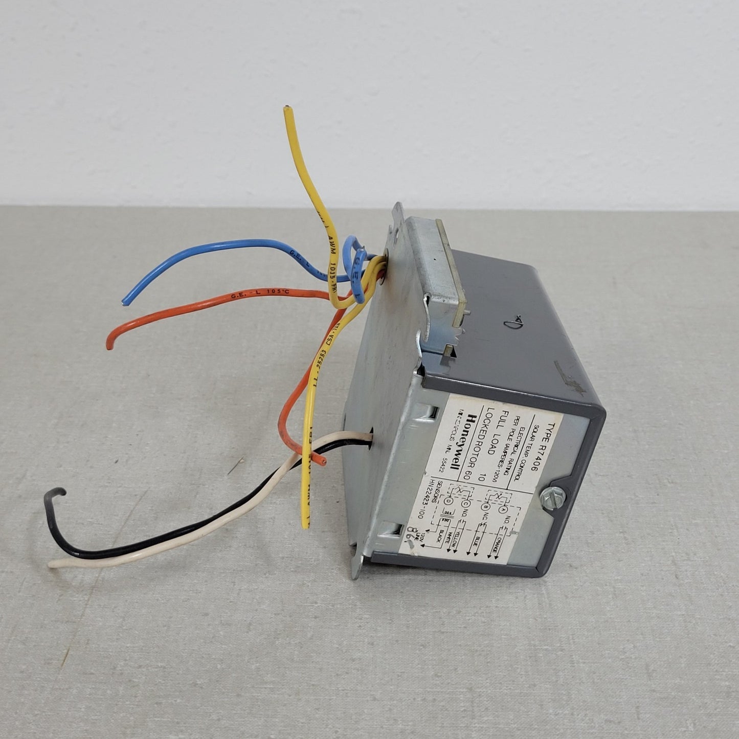 Honeywell R7406 Solar Temperature Control Differential 10A 120V Sensor