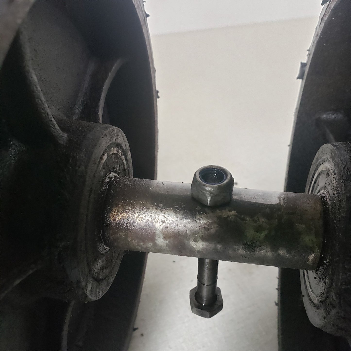 Dayton 4YX97 46G254 - 97-42 - 2xMainwheels, Axle, Axle Bolt Assembly Pallet Jack