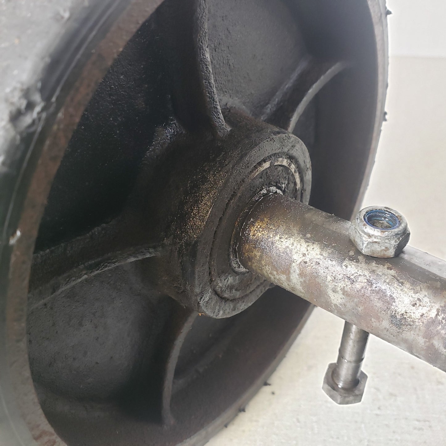 Dayton 4YX97 46G254 - 97-42 - 2xMainwheels, Axle, Axle Bolt Assembly Pallet Jack