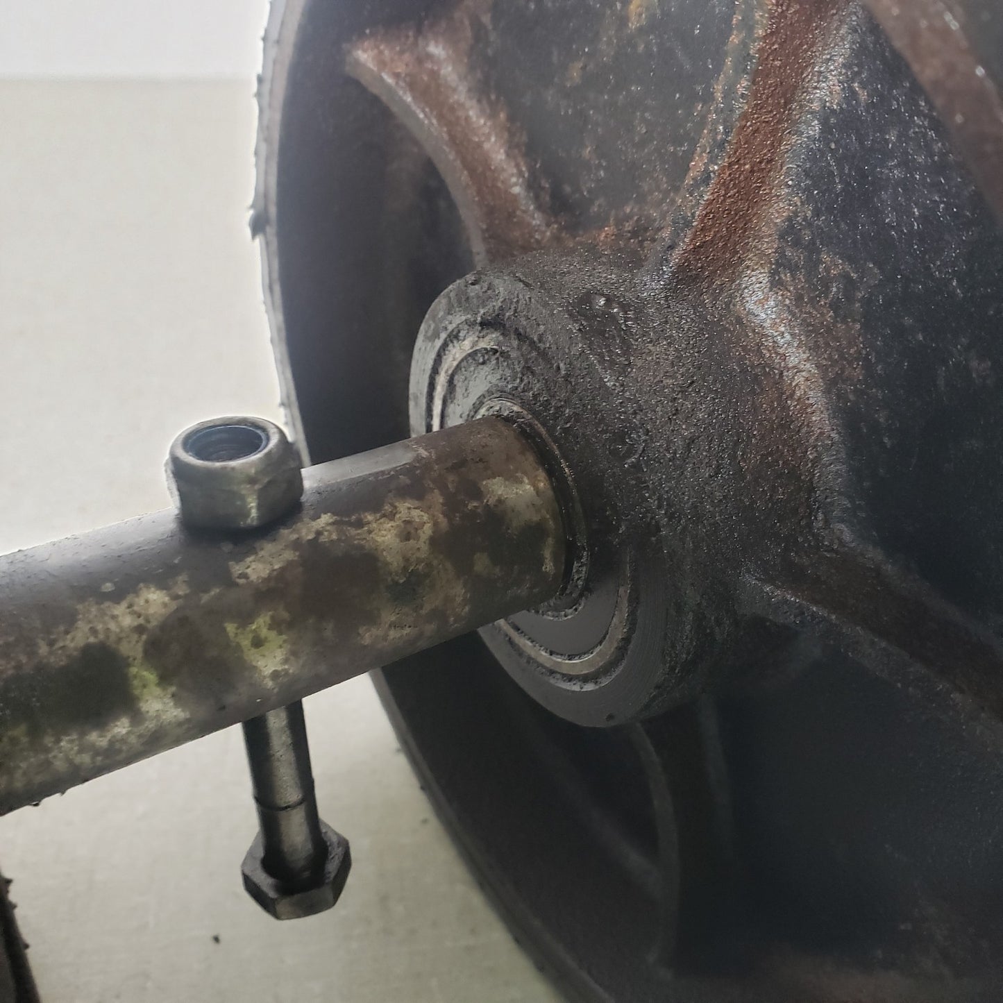 Dayton 4YX97 46G254 - 97-42 - 2xMainwheels, Axle, Axle Bolt Assembly Pallet Jack