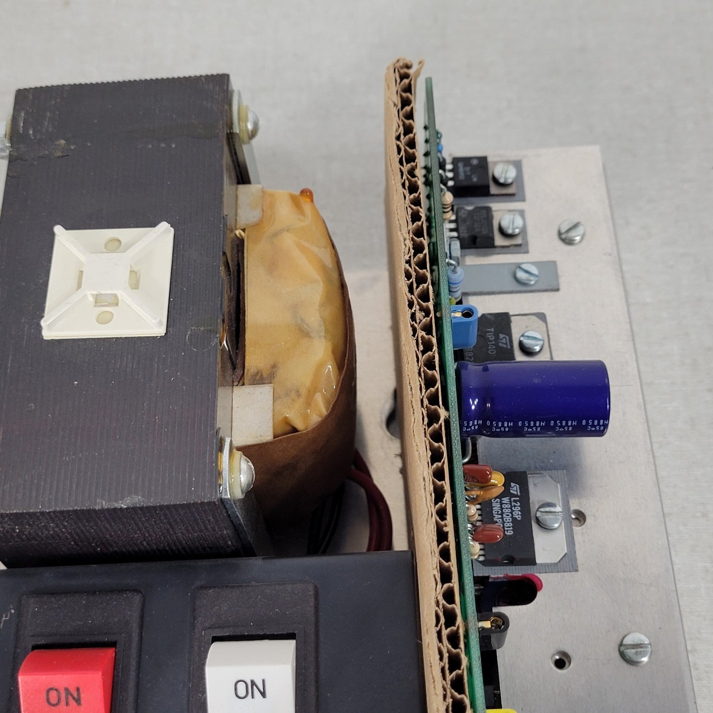 Ektacom HQ-1-X Nurse Call DC Power Supply Class 2 B09001-01 Output 27Vdc 3.2A