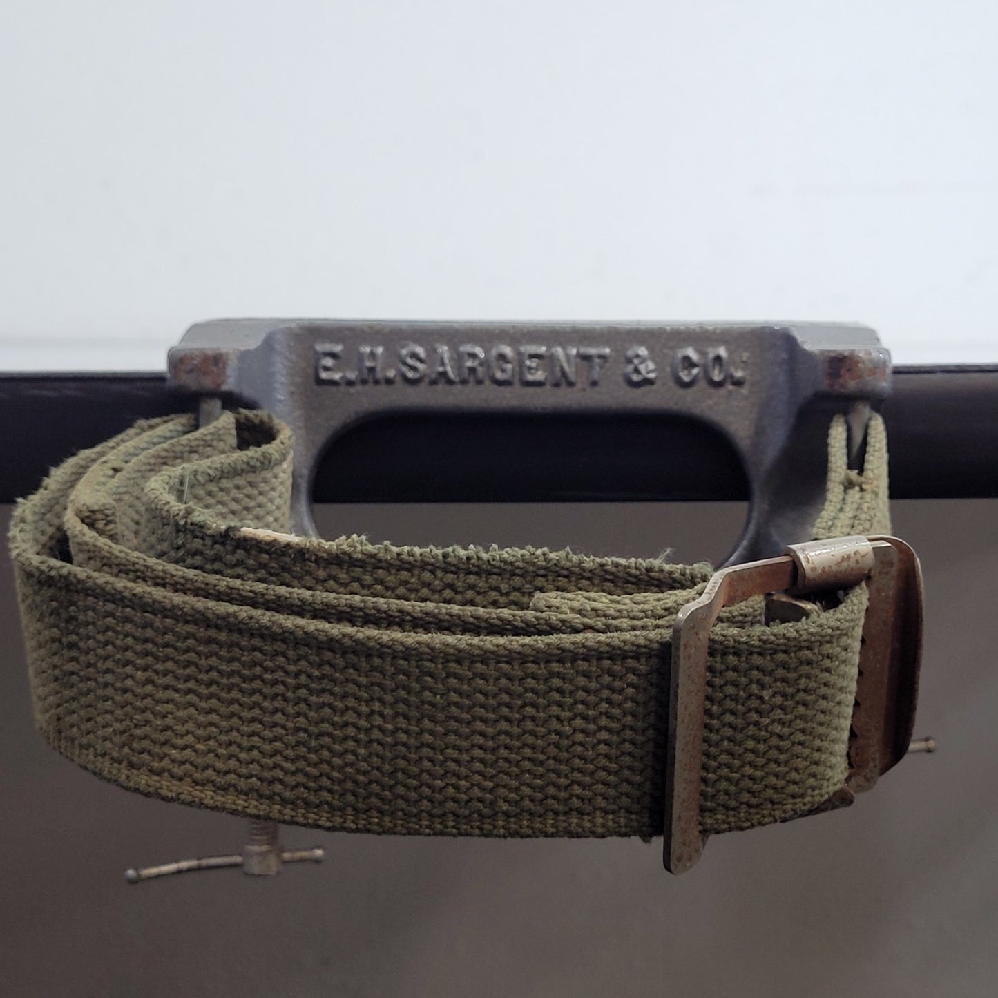E.H.Sargent & CO 202 Gas Cylinder Holder Bench Safety Mount Belt Strap