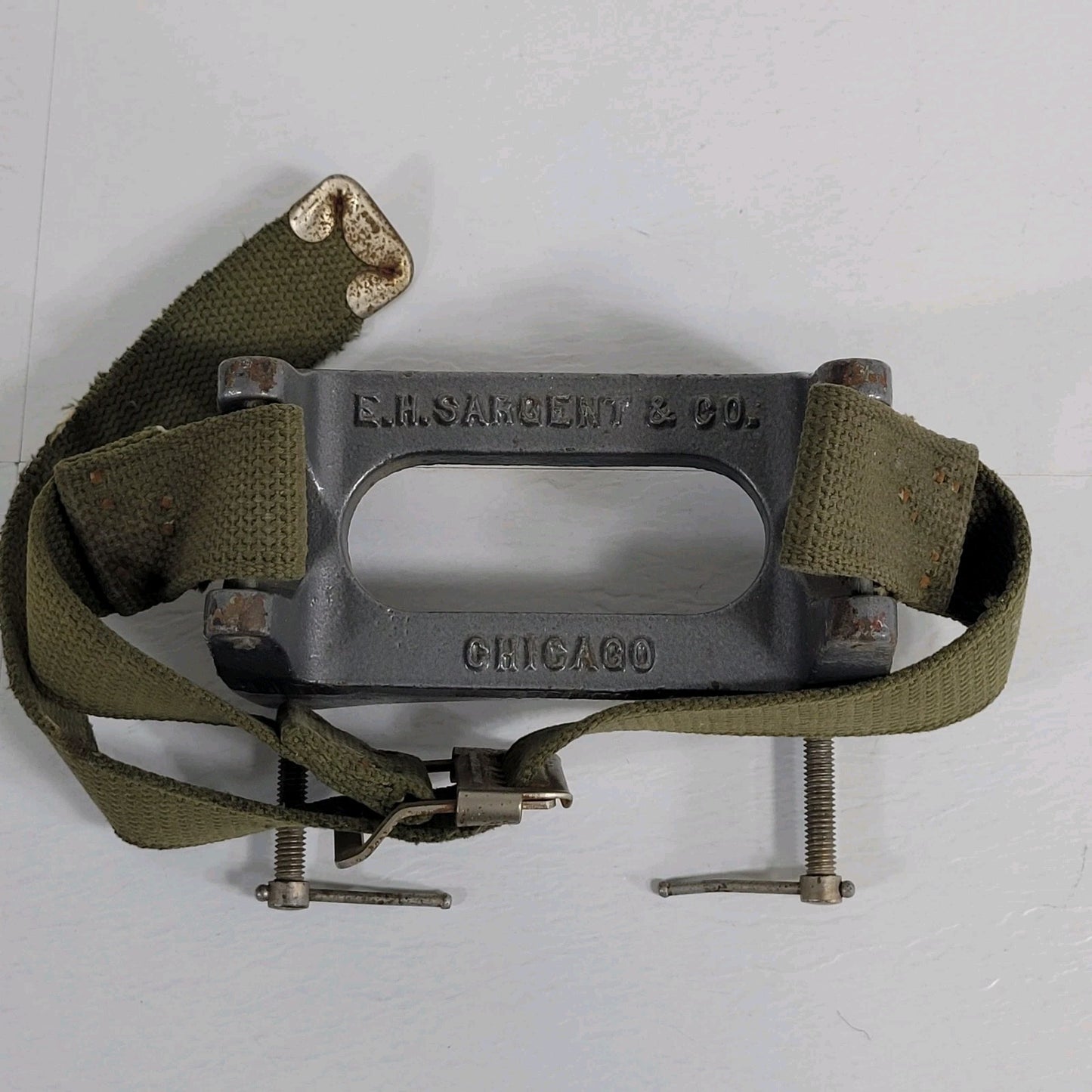 E.H.Sargent & CO 202 Gas Cylinder Holder Bench Safety Mount Belt Strap