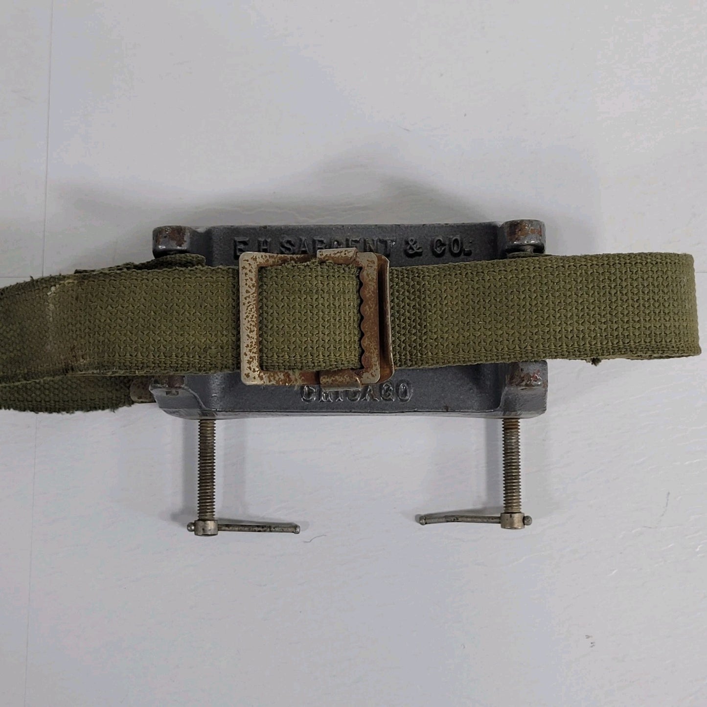 E.H.Sargent & CO 202 Gas Cylinder Holder Bench Safety Mount Belt Strap