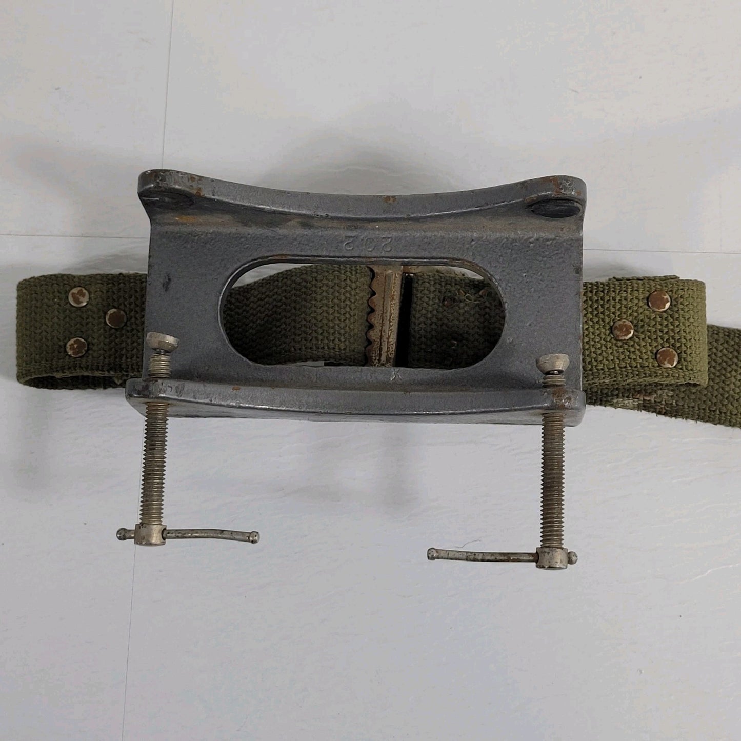 E.H.Sargent & CO 202 Gas Cylinder Holder Bench Safety Mount Belt Strap