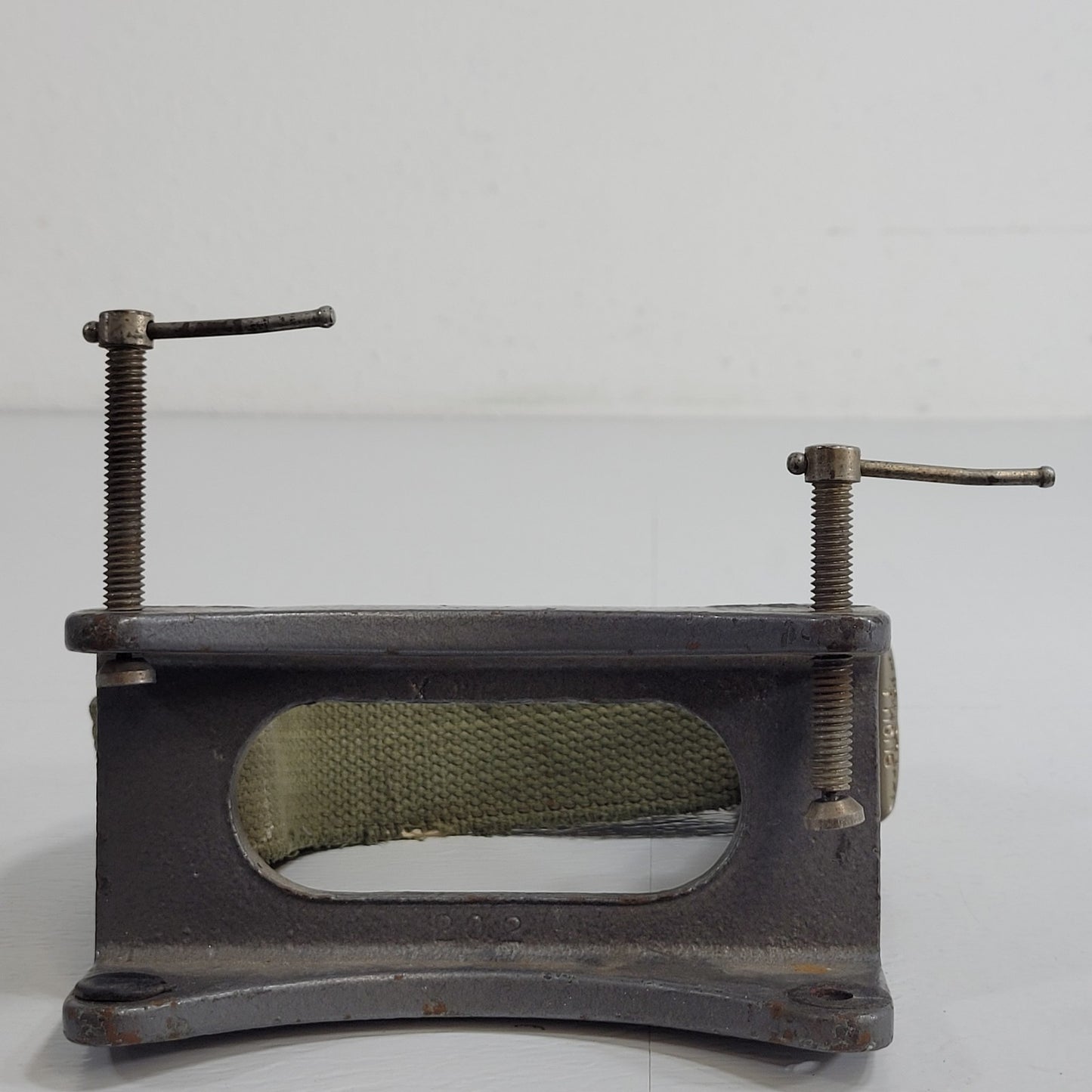 E.H.Sargent & CO 202 Gas Cylinder Holder Bench Safety Mount Belt Strap
