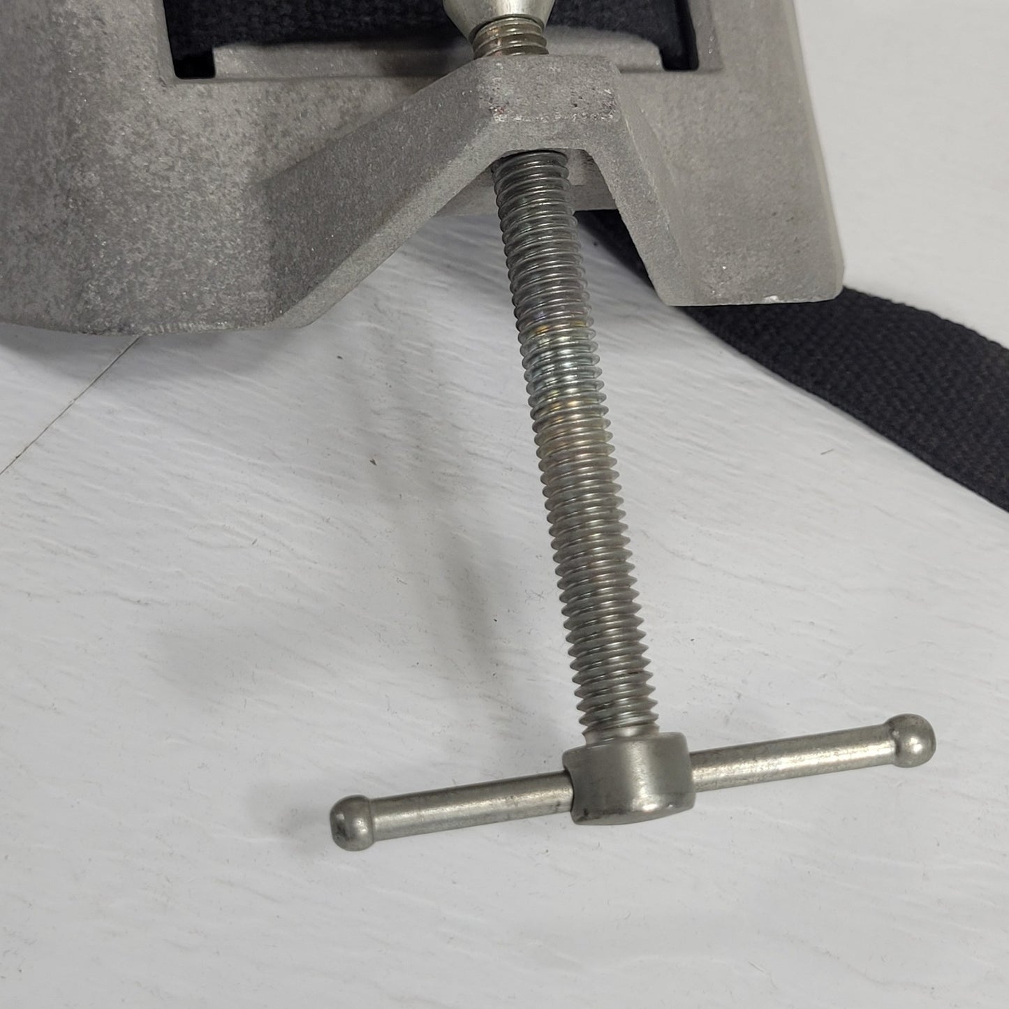 Ohaus 9014 Gas Cylinder Holder for Bench Safety Secure Adjustable Belt Mount