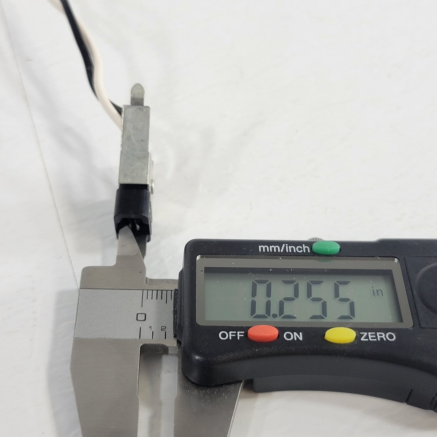 Lot of 35 Christiana CIC9000 Wedge Socket 3829 Bulbs 194 Bulbs 0.15x0.36in Slot