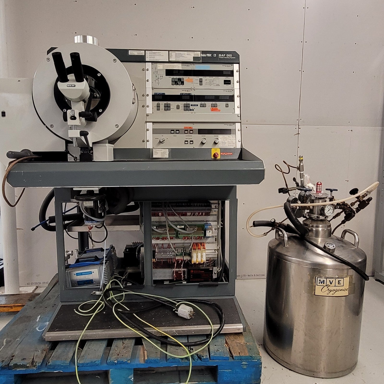 Bal Tec BAF060 Freeze Fracture Etching Ultra High Vacuum UHV Chamber W Bal Tec BAF060 Freeze Fracture Etching Ultra High Vacuum UHV Chamber W
