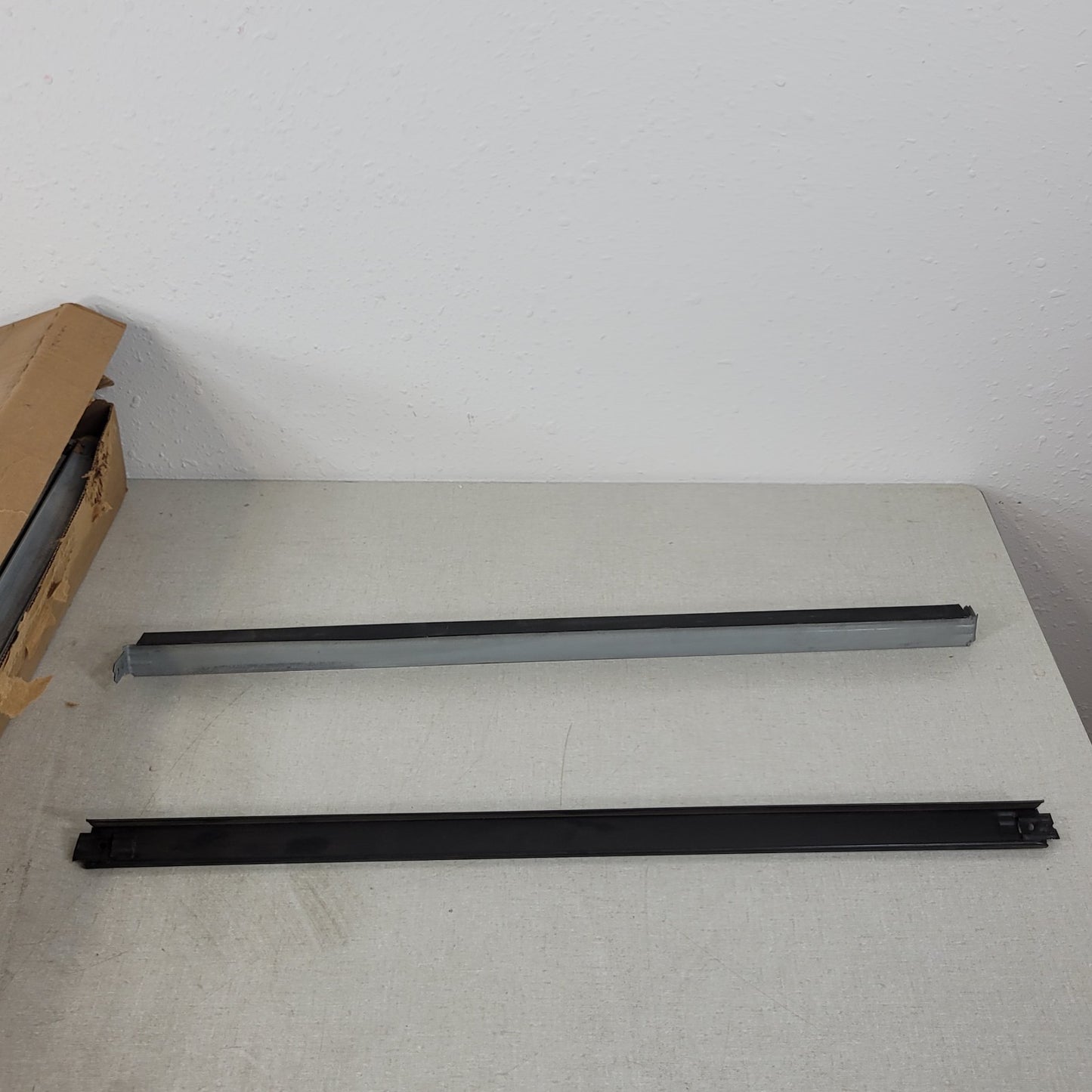 Armstrong 7011B Black 2' Drop Ceiling Cross Tee Box Of 60 Pieces Two Foot