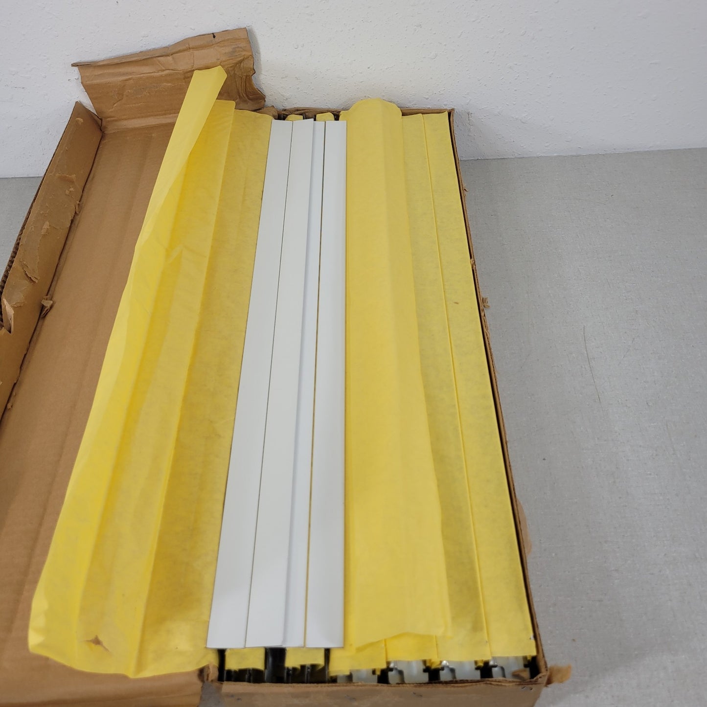 Armstrong 7051B White 2' Ceiling Cross Tee Grid System Box Of 60 Pieces Two Feet