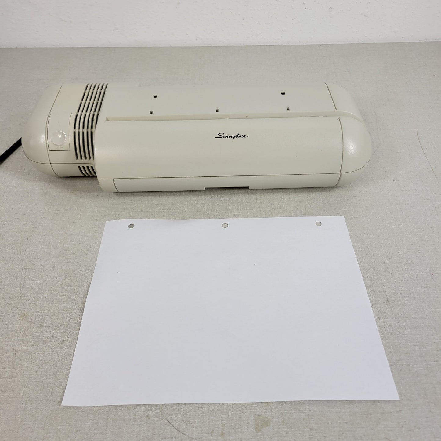 Swingline 525 3-Hole Electric Puncher 20 Sheet Capacity 9/32" Hole Diameter