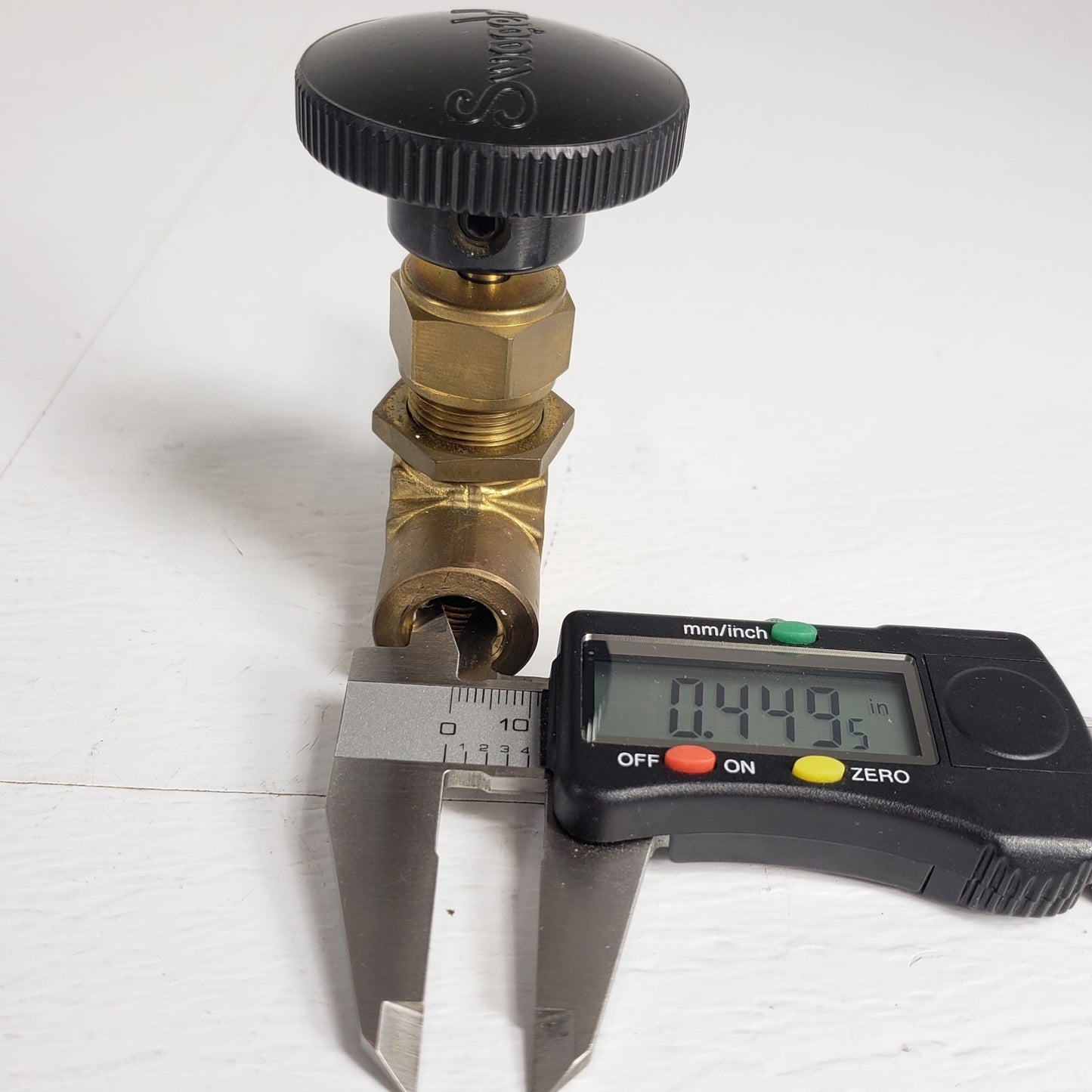 Swagelok B-1RF4 Manual Brass Needle Valve 1/4" Male NPT 366090001
