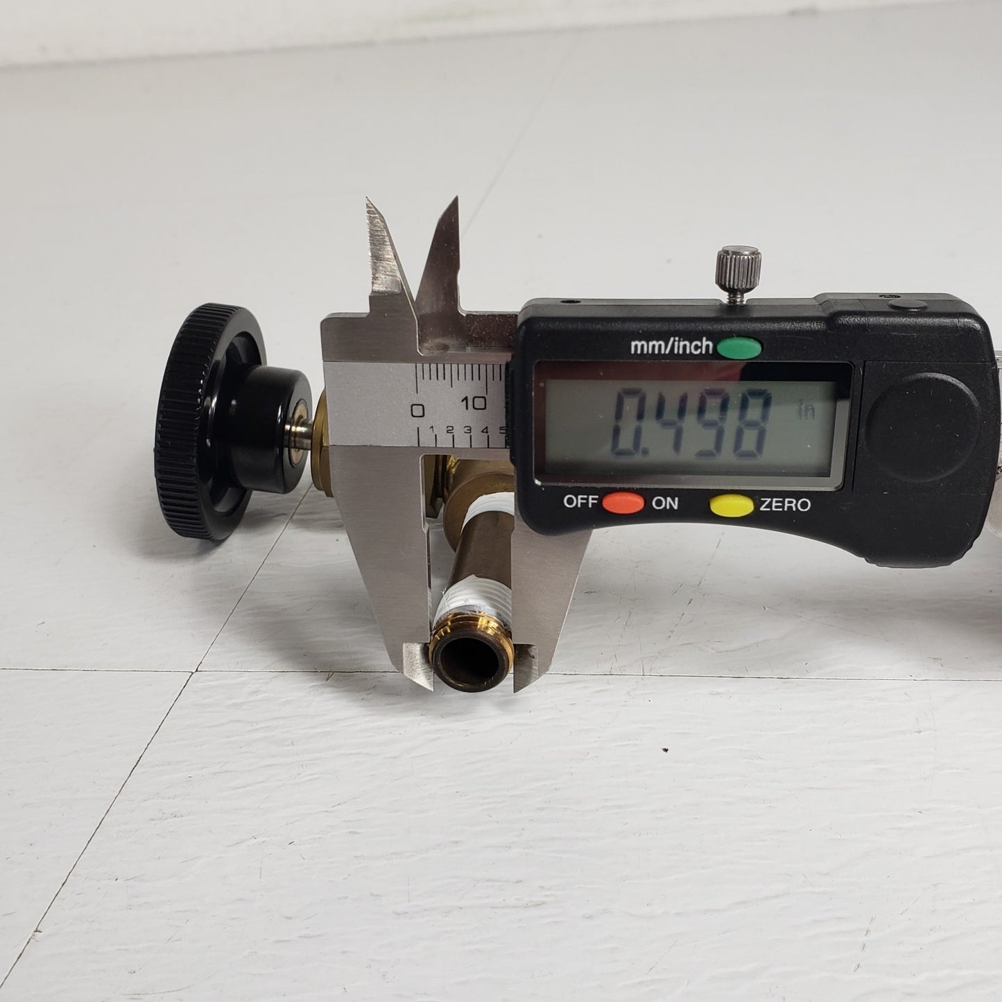 Swagelok B-1RF4 Manual Brass Needle Valve 1/4" Male NPT 366090001