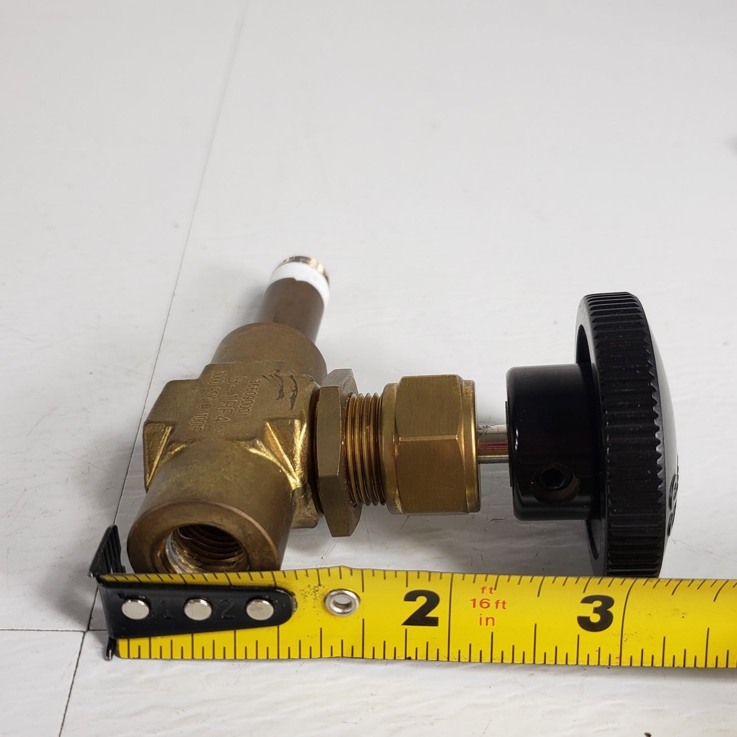 Swagelok B-1RF4 Manual Brass Needle Valve 1/4" Male NPT 366090001