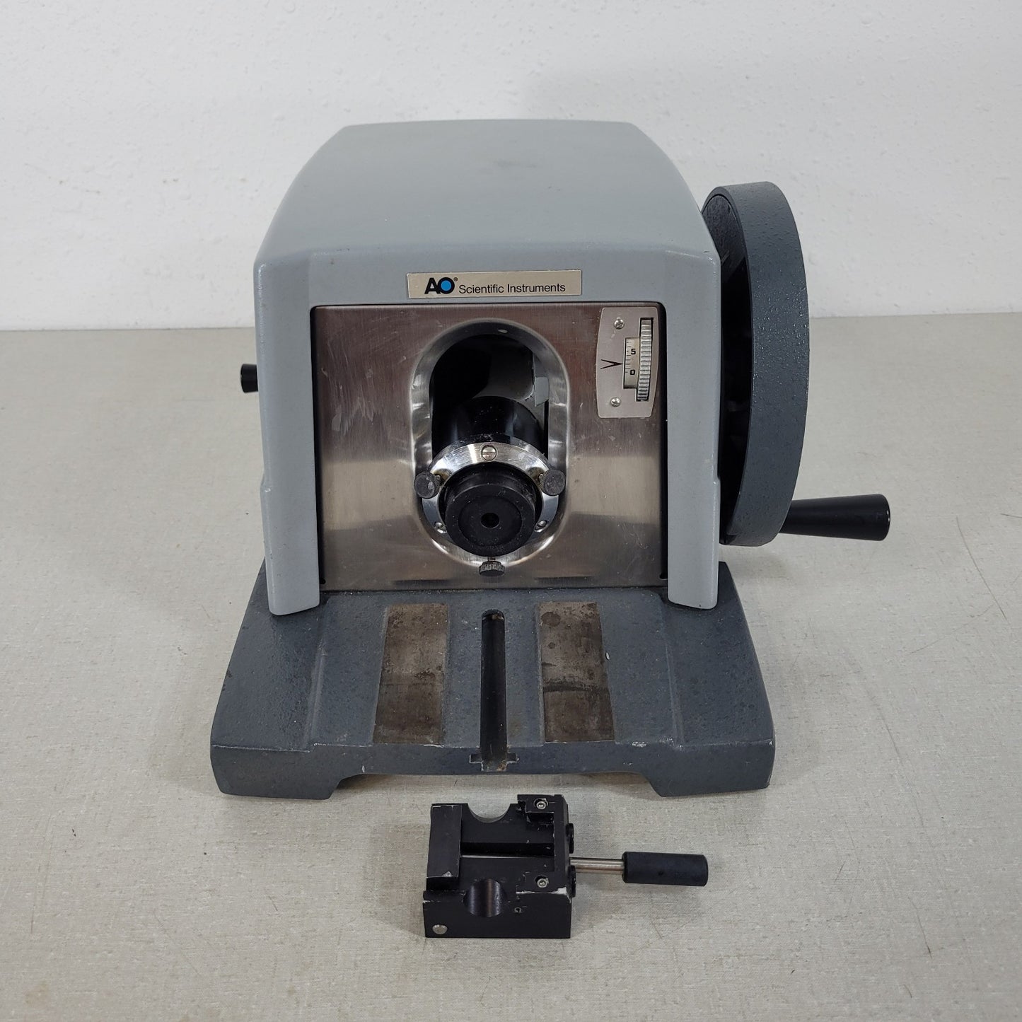 AO Scientific 820 Rotary Microtome Specimen Slicing Device 1-50µm Instrument