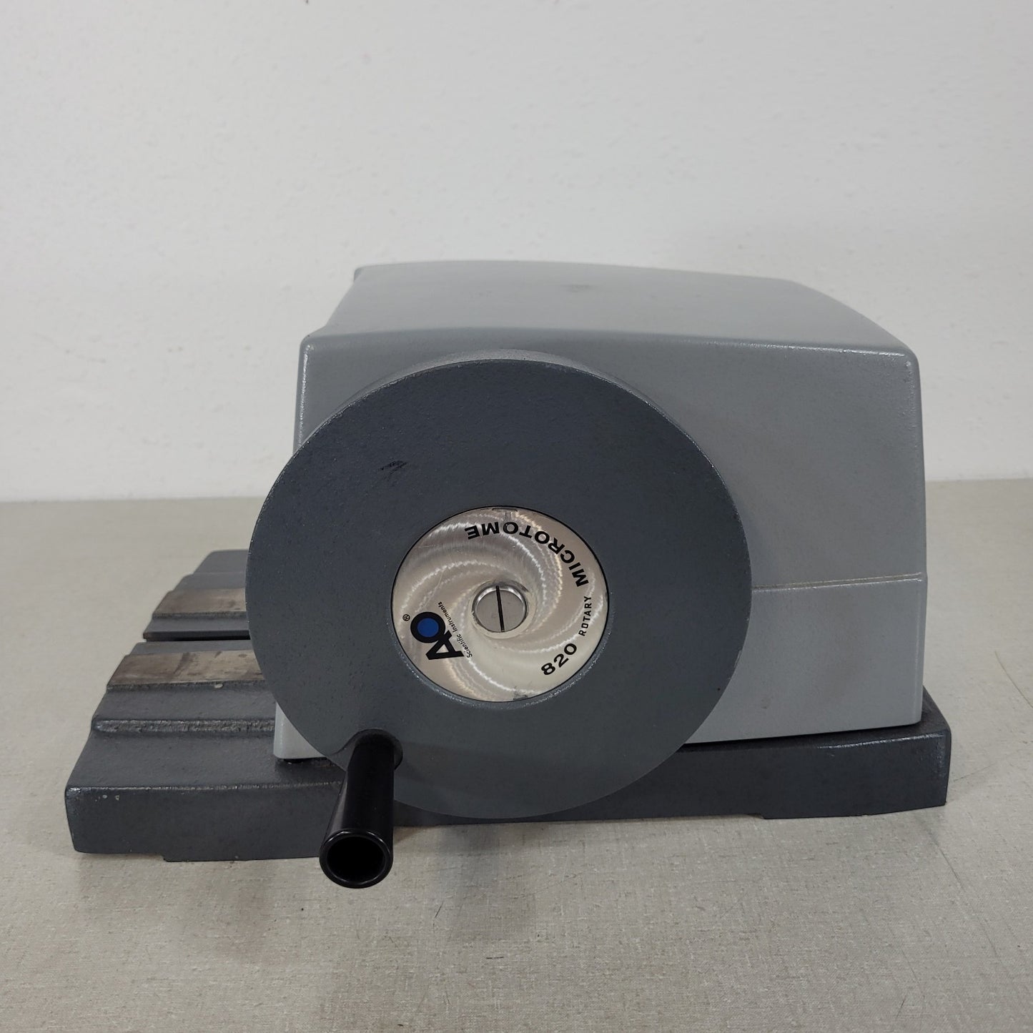 AO Scientific 820 Rotary Microtome Specimen Slicing Device 1-50µm Instrument