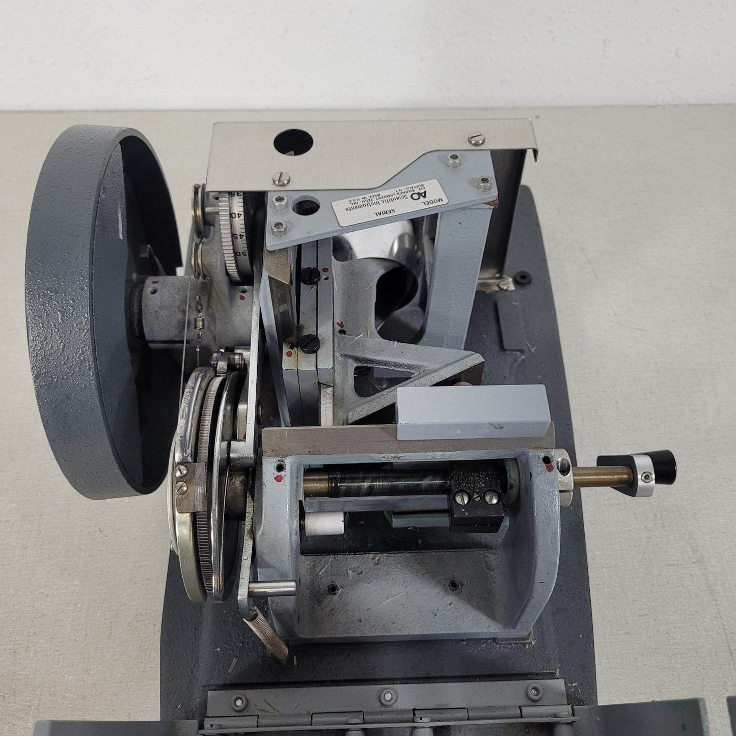 AO Scientific 820 Rotary Microtome Specimen Slicing Device 1-50µm Instrument