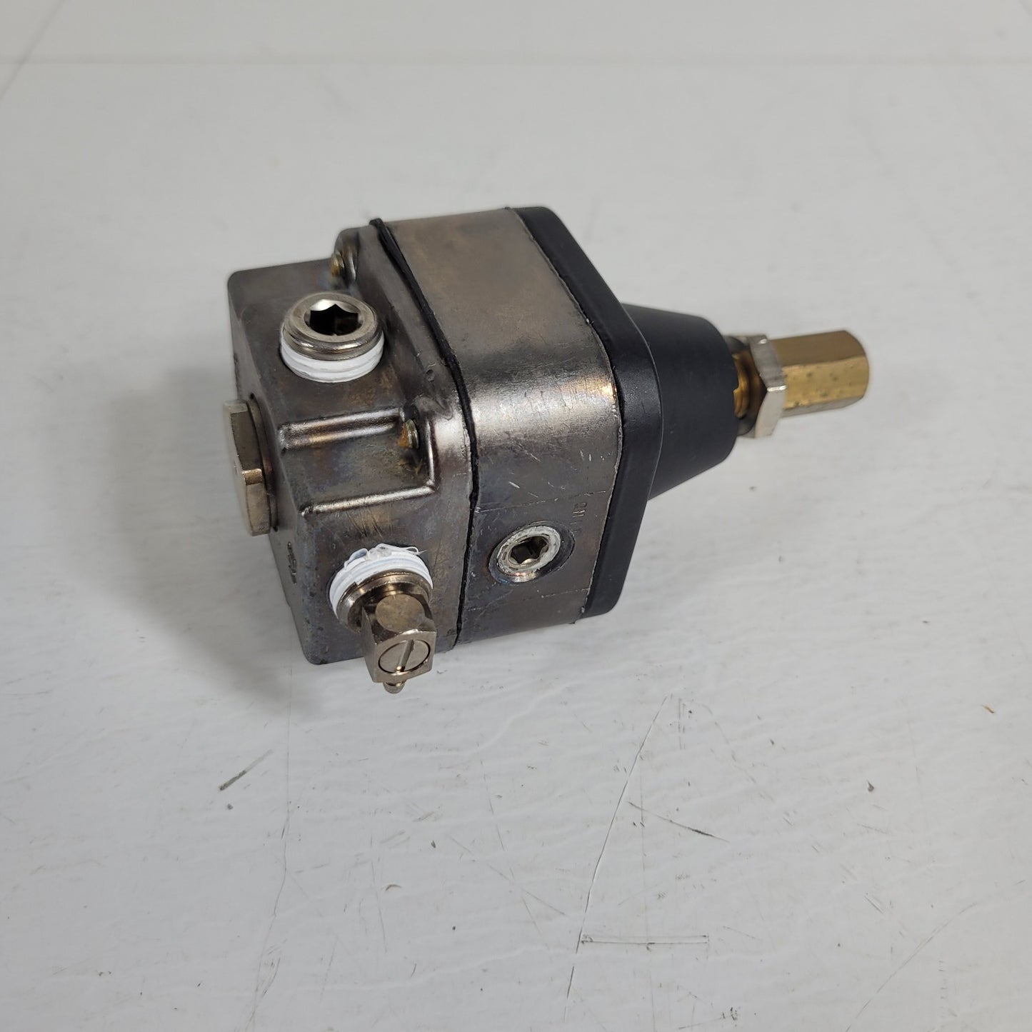 Beckman Coulter GCC-4354 Air Pressure Regulator 150psi Inlet Max 18psi Outlet
