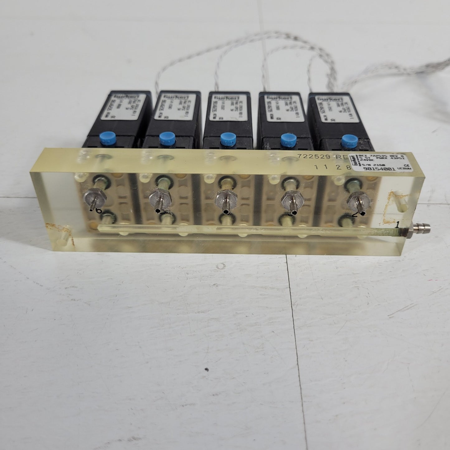 Burkert 722535 UC8MM 5 Station NC Solenoid Valve Manifold 24VDC 5W 43psi 178334